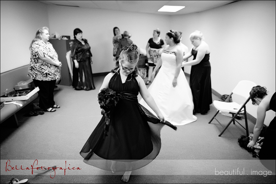 flowergirl spinning around the bride