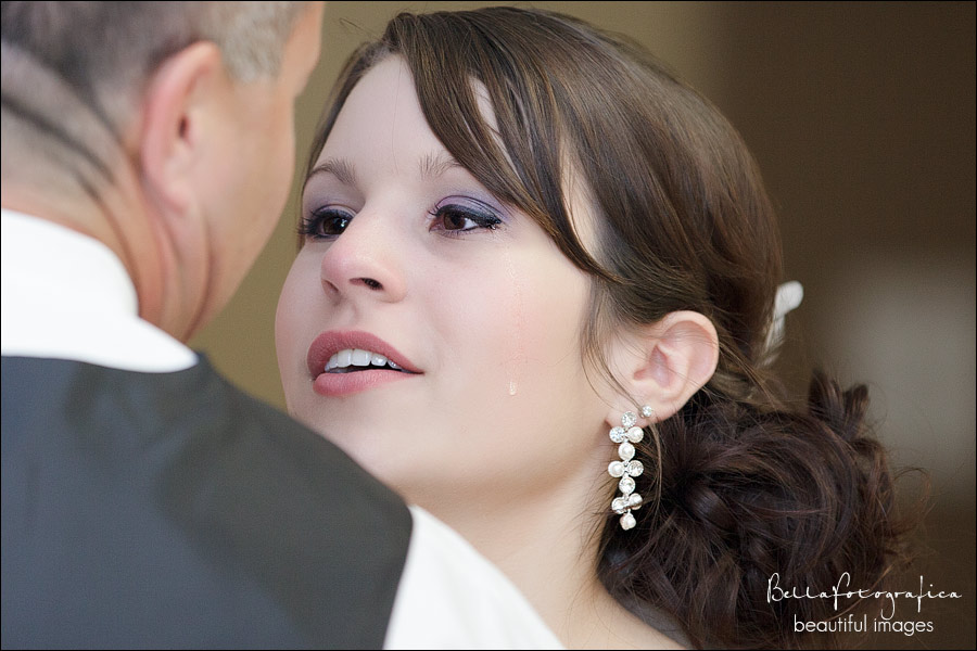 bride dances with her daddy