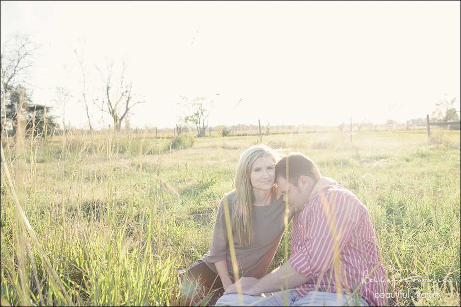 outdoor engagement photos by a barn